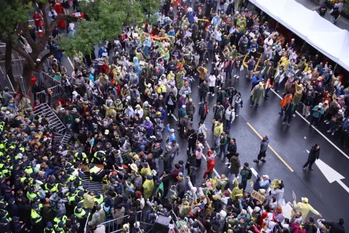 ▲民眾拉開拒馬，欲闖入立院。（圖／記者李政龍攝，2024.12.20）