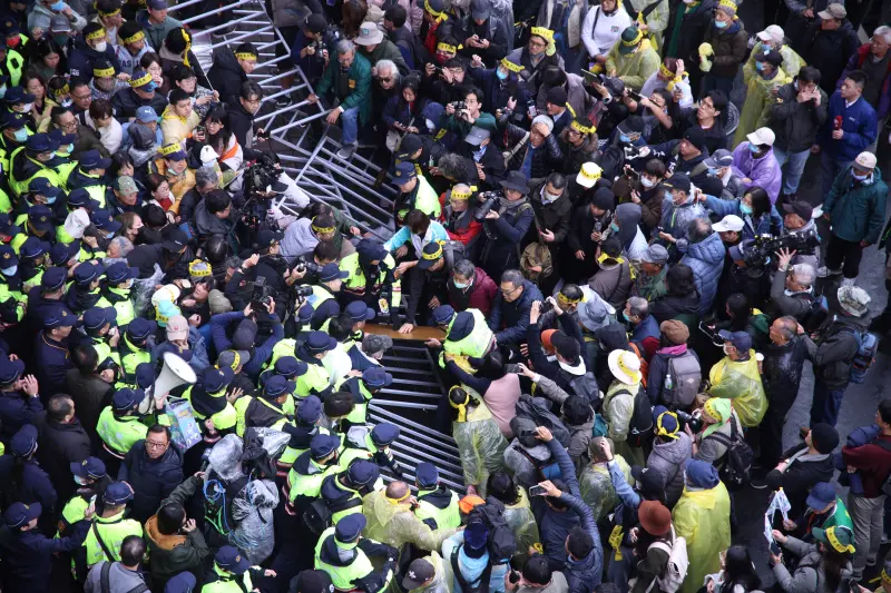 ▲拒馬被拆除，民眾欲闖入立院。（圖／記者李政龍攝，2024.12.20）