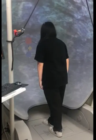 ▲螢幕上會顯示設定的項目，使用者可在不同站姿下、利用身體重心的移動來完成訓練與評估。（圖／台北榮總提供）