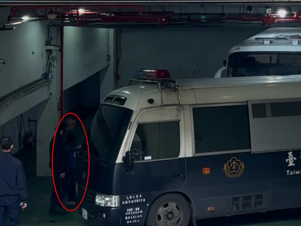 ▲柯文哲今（20）日第11度被檢方提訊，訊問結束後，媒體問這句話，柯文哲竟突然「轉頭」看媒體。（圖／記者徐敏娟攝）