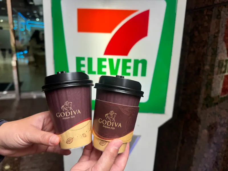 ▲7-11將於12月25日起推出「GODIVA 醇濃熱巧克力」，今年以精緻8oz小杯裝回歸。（圖／記者鍾怡婷攝）