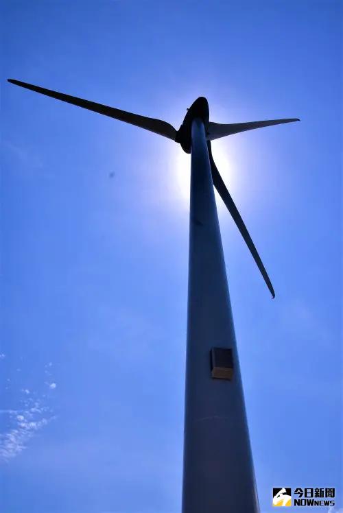 ▲陳光復宣示2035年全澎湖將提前15年達到「淨零排碳」的永續目標，並透露已在10餘座無人島上，評估設置大型風力發電風機的規劃。（圖／記者張茂雄攝，2024.12.20）