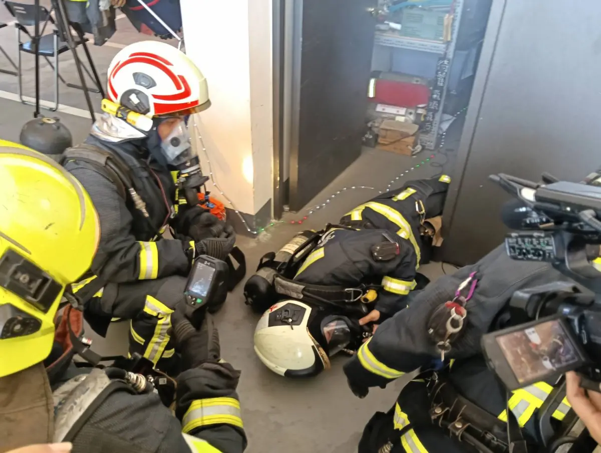 ▲救災人員用熱顯像儀能使消防人員更容易的判別災害現場狀況(圖／柳榮俊攝2024.12.20)