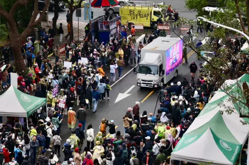 ▲追星人募資的卡車抵達濟南路。（圖／記者李政龍攝，2024.12.20）