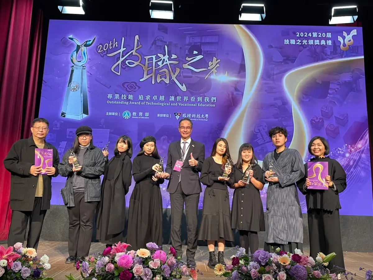 ▲嶺東科大陳仁龍校長(中)親臨技職之光頒獎會場為師生鼓勵。（圖／嶺東科大提供）