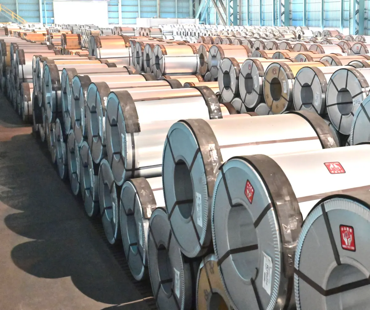 ▲鋼捲鋼板受海外同業產能過剩、低價競爭影響，接單減少11月由代表景氣低迷的黃藍燈轉為代表衰退的藍燈。(圖／中鋼公司提供)