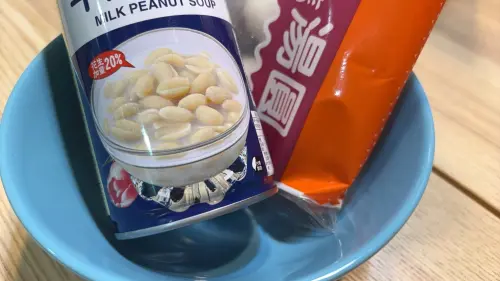 ▲懶人福音，冬至湯圓「最懶煮法」公開，只要把湯圓、鋁罐花生湯（或紅豆湯）放進碗裡微波，3到5分鐘就搞定冬至儀式感。（圖／記者徐銘穗攝）