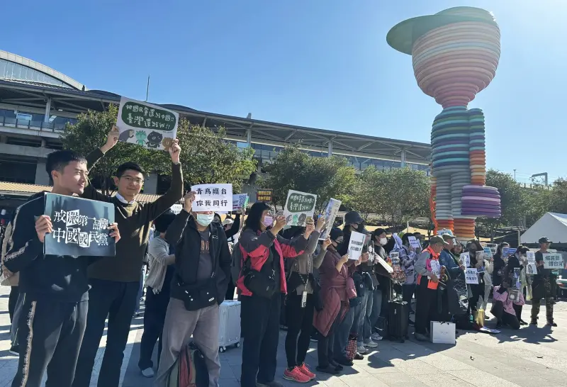 ▲呼應台北的抗議行動，上百名青鳥下午主動集結在台中火車站。（圖／翻攝黃守達臉書，2024.12.20）