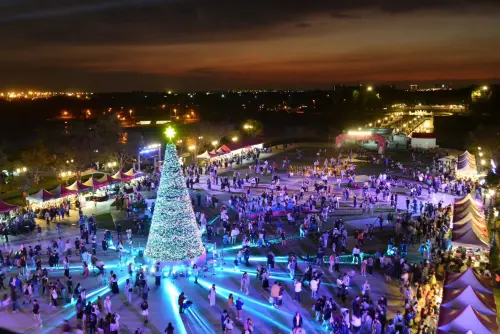 ▲奇美博物館「聖誕週末」上週兩天吸引2萬人到場，]明天12月21日開始活動還將舉辦連兩天，本文整理包含節目亮點、擺攤美食與交通等資訊，一文掌握。（圖／取自奇美博物館臉書）