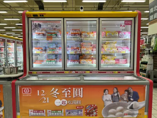 ▲愛買量販店熱銷榜單中，同樣是「桂冠芝麻湯圓」、「桂冠花生湯圓」、「桂冠鮮肉湯圓」最強三方霸主，穩穩排在前三名。（圖／愛買提供）