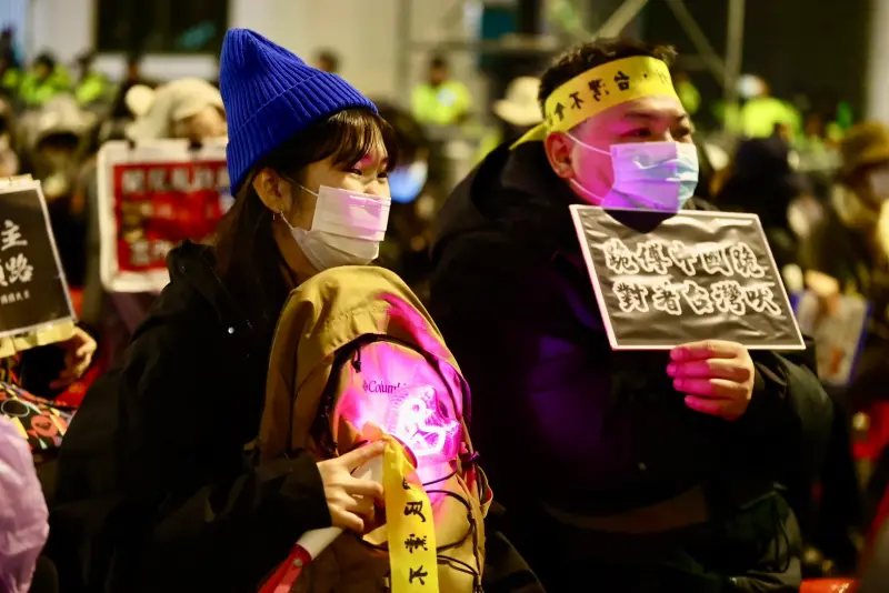 ▲為抗議國民黨強過選罷法等三大爭議法案，許多追星族持應援手燈赴立院抗議，復刻韓國近期戒嚴抗議，引發韓媒關注。（圖／記者李政龍攝，2024.12.20）