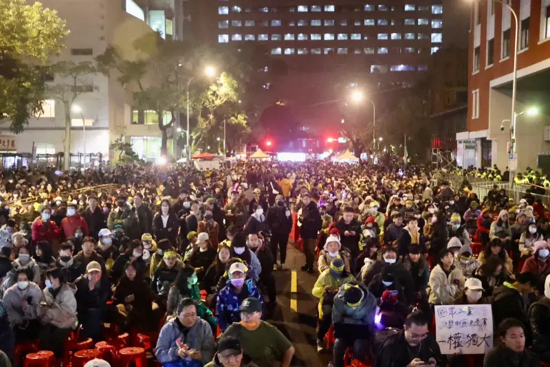 ▲主辦方晚間7時許喊出現場超過1萬5000人。（圖／記者李政龍攝，2024.12.20）