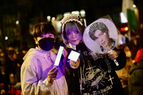 (圖/記者李政龍攝,2024.12.20) ▲民眾拿起手燈聲援。(圖/記者李政龍攝,2024.12.20)