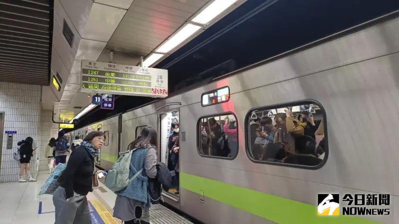 ▲自6月23日起，若列車因車輛故障或不可歸責於旅客，誤點10分鐘，旅客在起程站停止搭乘，1年內可以退票。（圖／記者許若茵攝，2024.12.20）