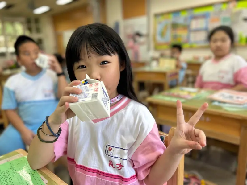 ▲「班班喝鮮乳」政策不喊停，台北市長蔣萬安透露找到合作超商。（圖／北市教育局提供）