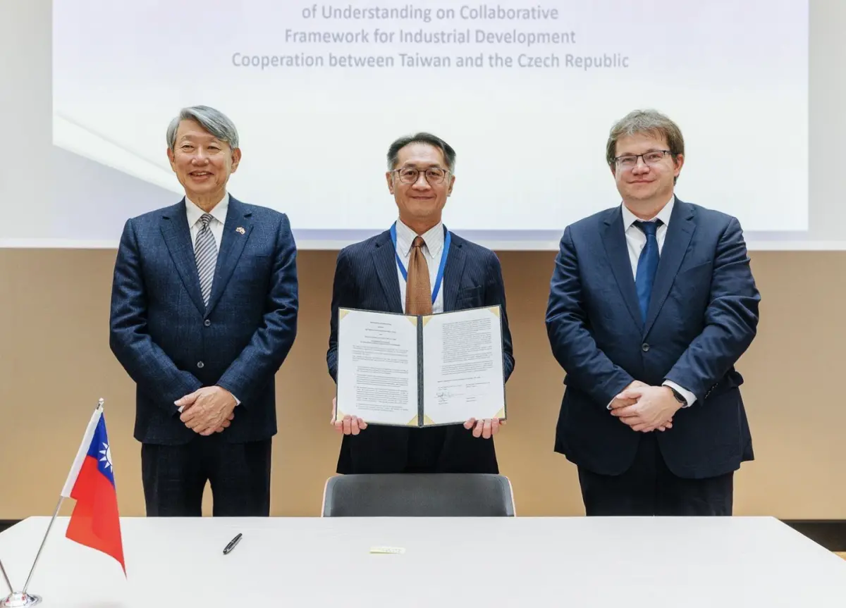 ▲經濟部長郭智輝見證台捷簽署產業發展合作備忘錄。（圖／經濟部提供）