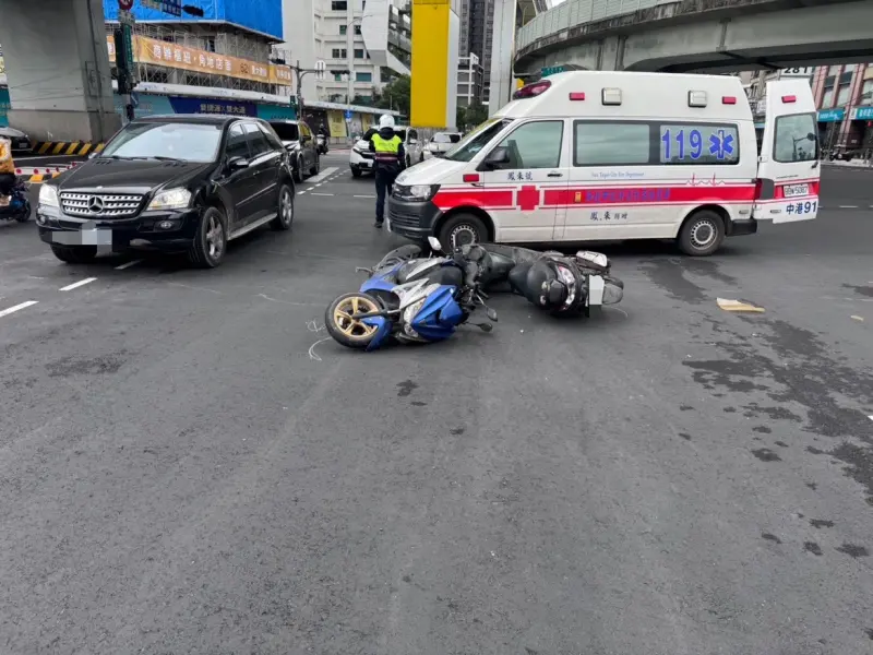 ▲21日上午，新北新莊區新北大道、思源路口，一台賓士突然暴衝追撞9台機車，釀4人受傷送醫。（圖／翻攝畫面）