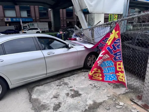 21日上午,新北新莊區新北大道、思源路口,一台賓士突然暴衝追撞9台機車,釀4人受傷送醫。(圖/翻攝畫面) ▲21日上午,新北新莊區新北大道、思源路口,一台賓士突然暴衝追撞9台機車,釀4人受傷送醫。(圖/翻攝畫面)