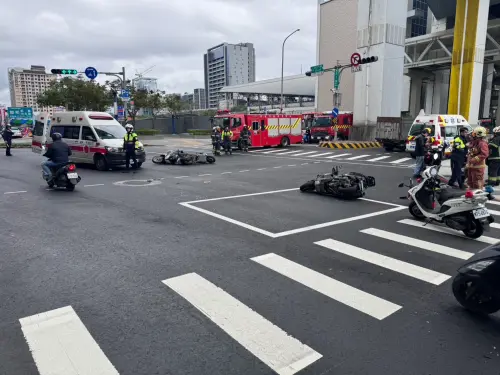 21日上午,新北新莊區新北大道、思源路口,一台賓士突然暴衝追撞9台機車,釀4人受傷送醫。(圖/翻攝畫面) ▲21日上午,新北新莊區新北大道、思源路口,一台賓士突然暴衝追撞9台機車,釀4人受傷送醫。(圖/翻攝畫面)