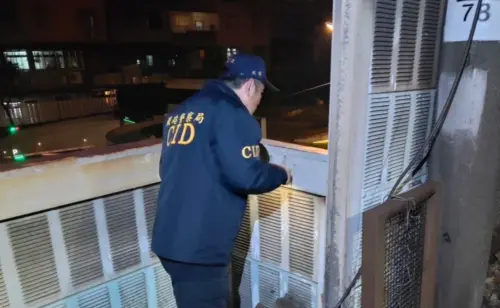 20日晚間,台鐵浮洲站發生落軌事件,之後梁男子向警方自首,供稱因經濟問題想不開,沒想到落軌之,後僅擦傷腰部及腿部。警訊後,依涉犯公共危險罪嫌函移新北地檢署偵辦。(圖/翻攝畫面) ▲20日晚間,台鐵浮洲站發生落軌事件,之後梁男子向警方自首,供稱因經濟問題想不開,沒想到落軌之,後僅擦傷腰部及腿部。警訊後,依涉犯公共危險罪嫌函移新北地檢署偵辦。(圖/翻攝畫面)
