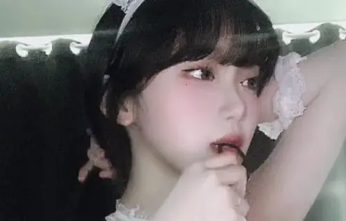 李珠珢辣穿「蕾絲女僕裝」!絕頂視角曝光 1動作實在銷魂