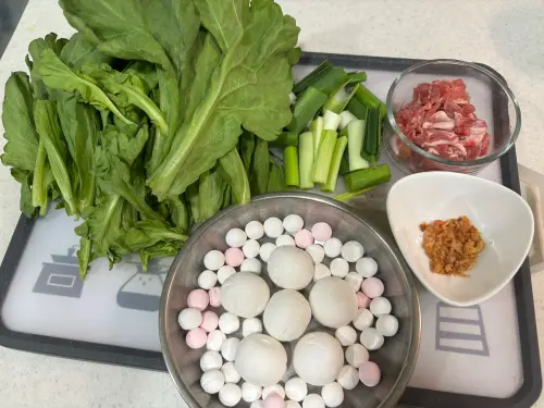 ▲鹹湯圓基本材料有大小湯圓、肉絲、蝦米、茼蒿、大蒜。（圖／記者徐銘穗攝）