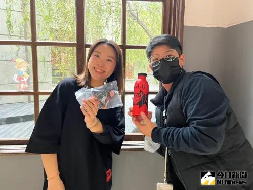 直擊/2鐵粉「預算無上限」砸上萬買張惠妹周邊!講到一半就哭了