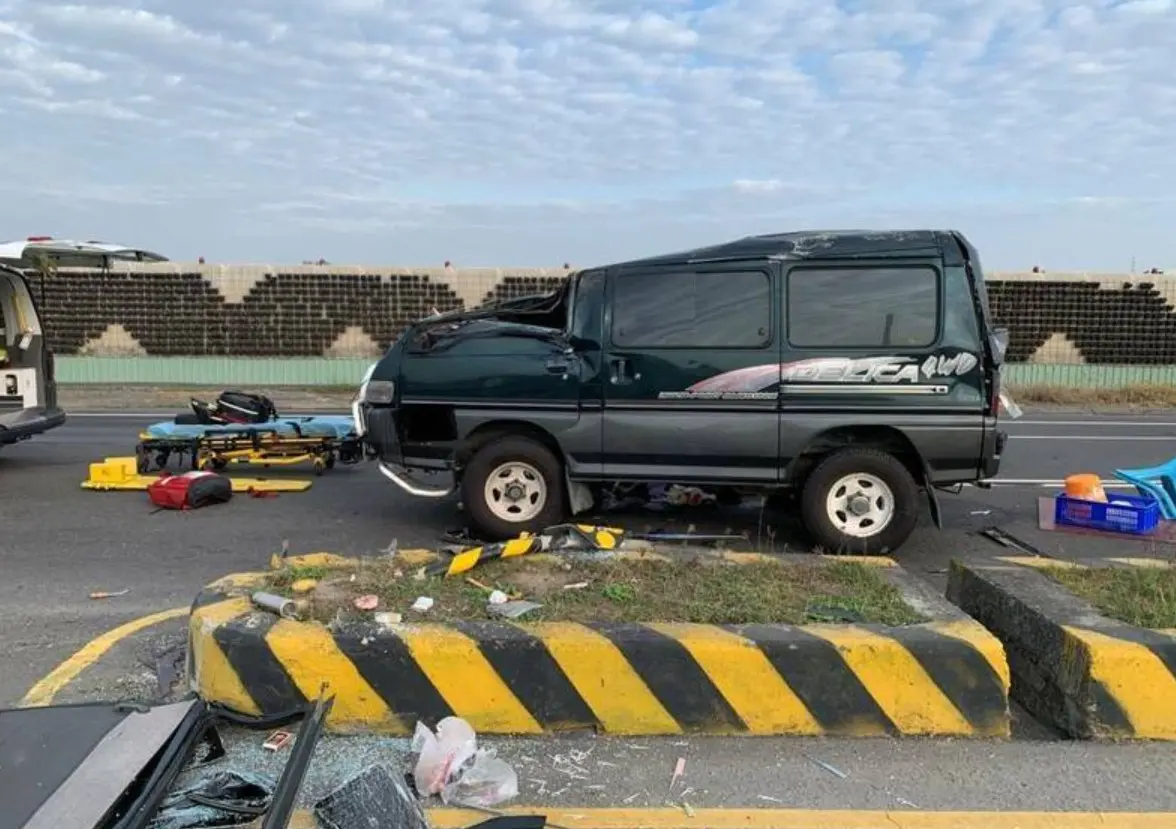 ▲21日上午，屏東發生車禍肇事逃逸，一台廂型車疑遭白色小客車碰撞後翻覆，整台車彈飛到對向車道。（圖／翻攝畫面）