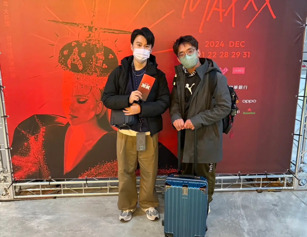 ▲張惠妹（阿妹）大巨蛋演唱會今（21）晚首日登場，稍早直擊到歌迷扛行李從彰化北上朝聖，並激動告白喊話張惠妹：「追妳追到底！」（圖／記者黃聖凱攝影）