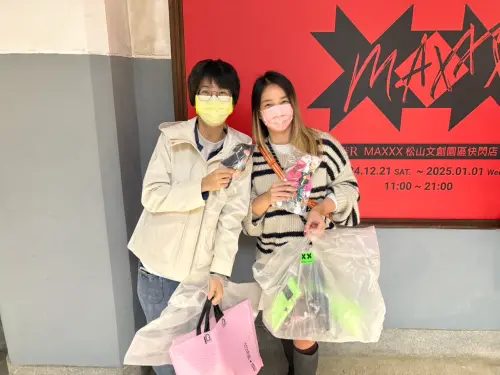 ▲直擊張惠妹大巨蛋開唱!歌迷秀出周邊戰利品。(圖/記者黃聖凱攝影) ▲直擊張惠妹大巨蛋開唱!歌迷秀出周邊戰利品。(圖/記者黃聖凱攝影)