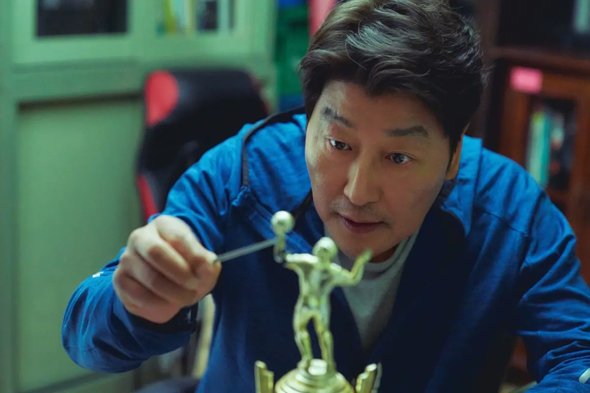 ▲宋康昊在《真的好想贏1場》中，挑戰扮演魯蛇排球教練，為了20億獎金豁出去。（圖／車庫娛樂）