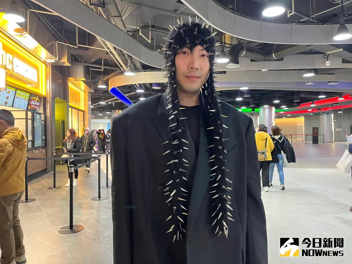 ▲張惠妹粉絲穿著鉚釘戰袍現身，另外也有人帶彩虹旗、原住民小包包到場。（圖／記者朱祖儀攝）