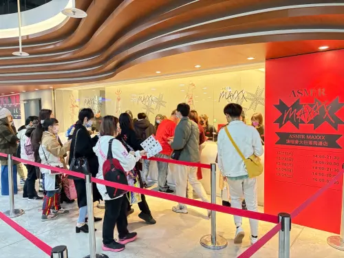 ▲張惠妹大巨蛋演唱會今(21)晚首日開唱,周邊商品販賣處的人潮擠得水洩不通。(圖/記者黃聖凱攝影) ▲張惠妹大巨蛋演唱會今(21)晚首日開唱,周邊商品販賣處的人潮擠得水洩不通。(圖/記者黃聖凱攝影)