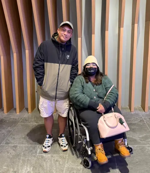 ▲歌迷周先生(左)及倪小姐(右)舟車勞頓北上,分享張惠妹對自身而言的重要性,話說到一半忍不住哽咽。(圖/記者黃聖凱攝影) ▲歌迷周先生(左)及倪小姐(右)舟車勞頓北上,分享張惠妹對自身而言的重要性,話說到一半忍不住哽咽。(圖/記者黃聖凱攝影)