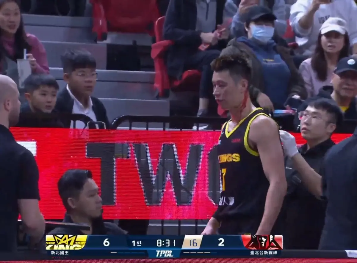 ▲林書豪開賽僅3分鐘就被打到左後腦鮮血直流，畫面相當驚悚，所幸經包紮後就重返球場，全場貢獻13分、7籃板、9助攻。（圖／擷取自TPBL直播）