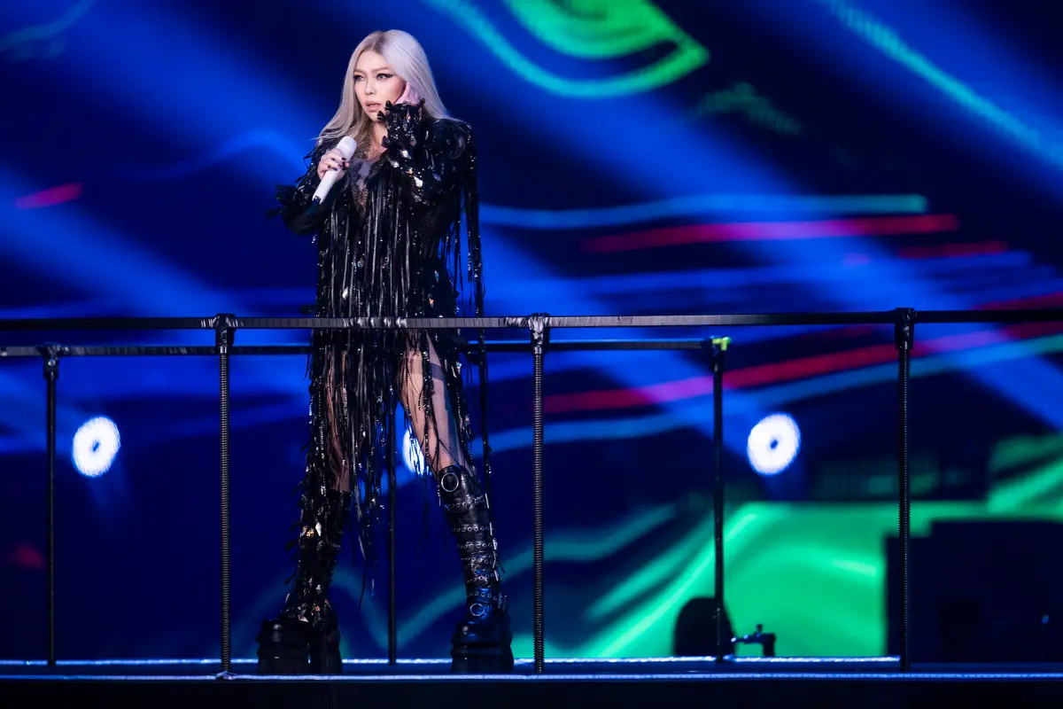 ▲張惠妹登上台北大巨蛋開唱後依舊謙虛低調，認為自己是沾了棒球的光，不少球迷狂讚張惠妹捐出棒球手套，認證「她是真天后，真的很愛棒球。」（圖／聲動娛樂提供）