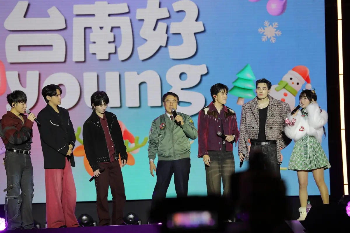 ▲臺南耶誕跨年系列活動首場大型演唱會今晚湧入13萬人，市長黃偉哲表示，臺南耶誕跨年演唱會已成為「頂港有名聲，下港尚出名」，國內外藝人及民眾都慕名而來。（圖／南市府提供）