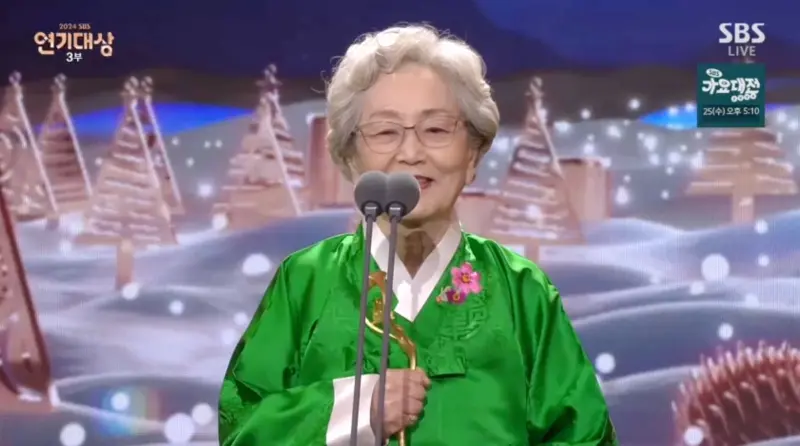 ▲86歲金英玉現身《SBS演技大賞》，全場大咖立刻起立不敢坐。（圖／翻攝SBS）