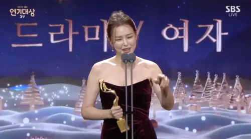 ▲李荷妮獲頒2024《SBS演技大賞》的「最佳演技獎/季播劇」最佳女主角,台上發表感言時,金南佶台下一直搗亂,讓她好氣又好笑。(圖/翻攝SBS) ▲李荷妮獲頒2024《SBS演技大賞》的「最佳演技獎/季播劇」最佳女主角,台上發表感言時,金南佶台下一直搗亂,讓她好氣又好笑。(圖/翻攝SBS)