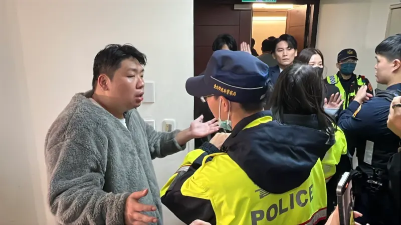 ▲衝突發生後警方到場，統神（左）跟員警解釋來龍去脈。（圖／記者李政龍攝）