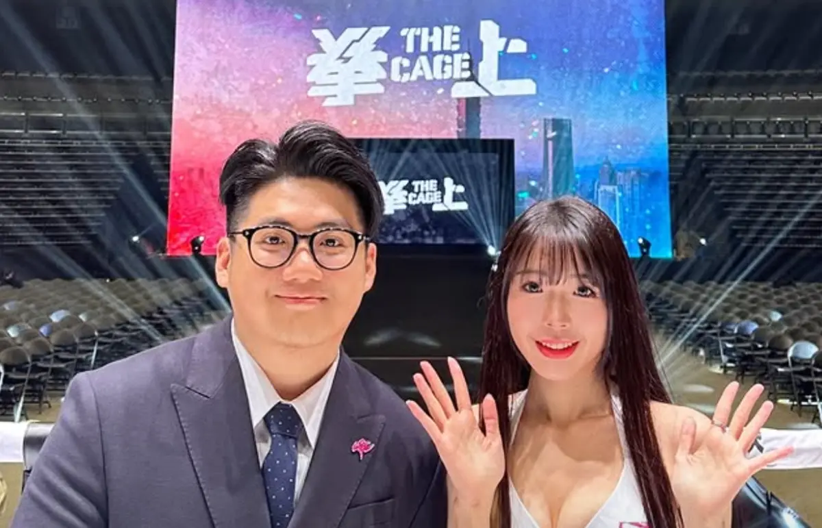 ▲統神、蹦闆昨日在《拳上2024》進行擂台對決，台上有2名「舉牌女郎」身材超火辣，十分搶鏡，比賽結束後，2人IG也被神出，是辣模李茵茵（右）、妙智。（圖／李茵茵IG）