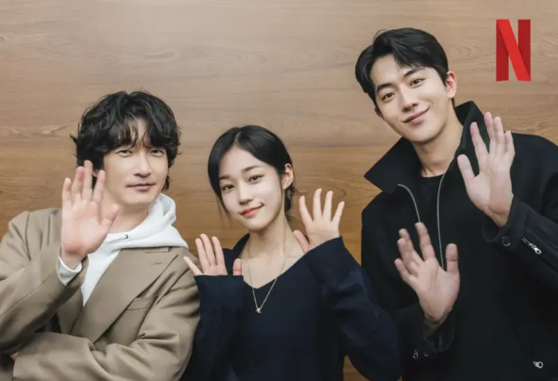 ▲曹承佑（左起）、盧允瑞和南柱赫主演的《東宮》正在拍攝中，片場在凌晨2點突然發生火災，建築物都被燒毀。（圖／翻攝自Instagram／netflixkr）