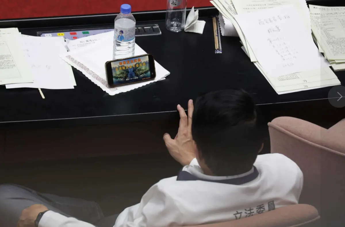 ▲周軒爆料，在院會期間，國民黨立委謝龍介竟觀看「如果發生武統，台灣民眾會不會反抗」影片。（圖／周軒臉書）