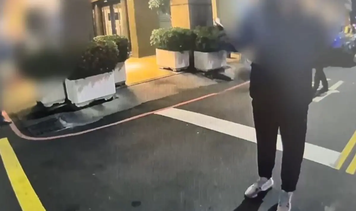 ▲21日晚間，高雄一對夫妻疑因家庭問題爆發口角，洪姓丈夫持開山刀揮舞恐嚇溫姓妻子，嚇壞附近民眾。（圖／翻攝畫面）