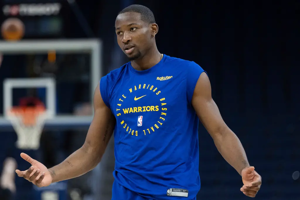 ▲金州勇士小將Jonathan Kuminga，在客場出戰明尼蘇達灰狼前，不慎把籃網弄壞，導致比賽延後近半小時才開打。（圖／美聯社／達志影像）