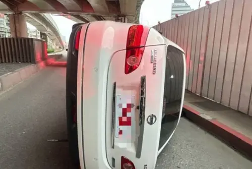 台北信義區車禍！多元計程車自撞安全島翻覆　女乘客頭臉受傷送醫
