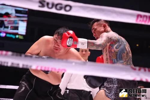 ▲統神vs蹦闆的《拳上2024》擂台大戰昨（21）日落幕，最終3位裁判有2位認為紅方蹦闆表現較佳，因此判定藍方統神落敗。（圖／記者李政龍攝）