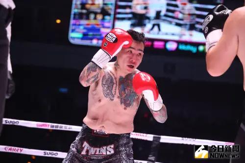 《拳上》中後半段統神體力明顯下滑,蹦闆開始嘗試主動進攻,取得較多的「有效打擊」。(圖/記者李政龍攝) ▲《拳上》中後半段統神體力明顯下滑,蹦闆開始嘗試主動進攻,取得較多的「有效打擊」。(圖/記者李政龍攝)