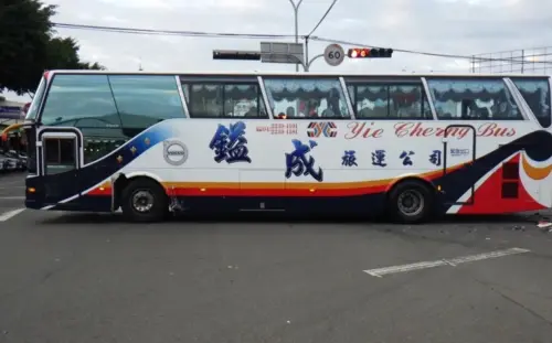 ▲22日上午，台中發生無照酒駕車禍事故，林男駕駛小客車沿崇德路四段直行，卻未依規定違規闖紅燈，最後撞擊遊覽車側邊。（圖／翻攝畫面）