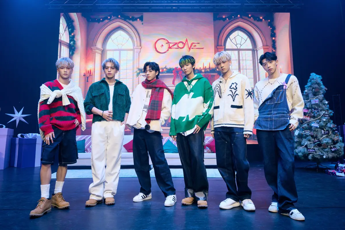 ▲Ozone周末在高雄辦聖誕見面會，不僅親自幫粉絲戴上圍巾，問答環節還透露哲言和佳辰超怕搭飛機的私下一面。左起為子翔、哲言、佳辰、煥鈞、祖安、文廷。（圖／索尼音樂提供）